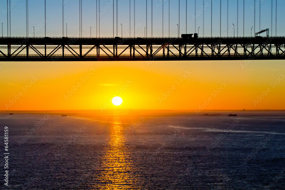Fototapeta premium Sunrise and silhouette of 25th of April bridge