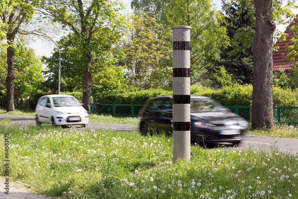 Blitzer und zwei schnell hintereinander fahrende Autos Stock Photo Adobe Stock