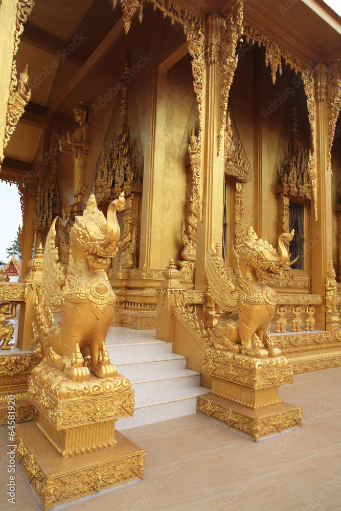 Carving statues on Golden Thai temple