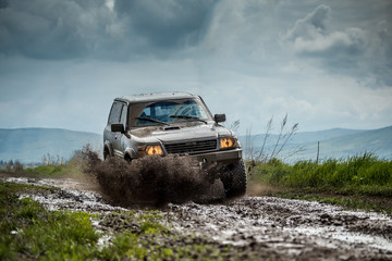 Wandcirkels Auto Offroad terreinwagen door modderig terrein  © Grafvision