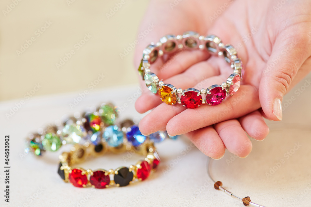 Frau hält Armreif beim Juwelier Frau hält Armreif beim Juwelier