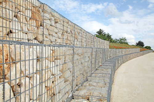 mur de soutien en pierre avec armature en grillage