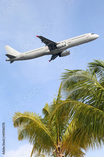Flugzeug startet während Ferien auf Reisen in den Urlaub