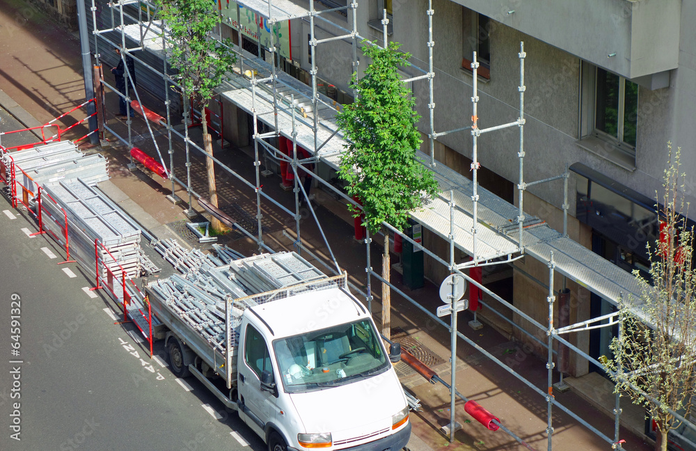 Fototapeta premium Echaffaudage en construction devant un immeuble