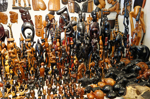Artisanat d'Afrique en bois sculpté photo
