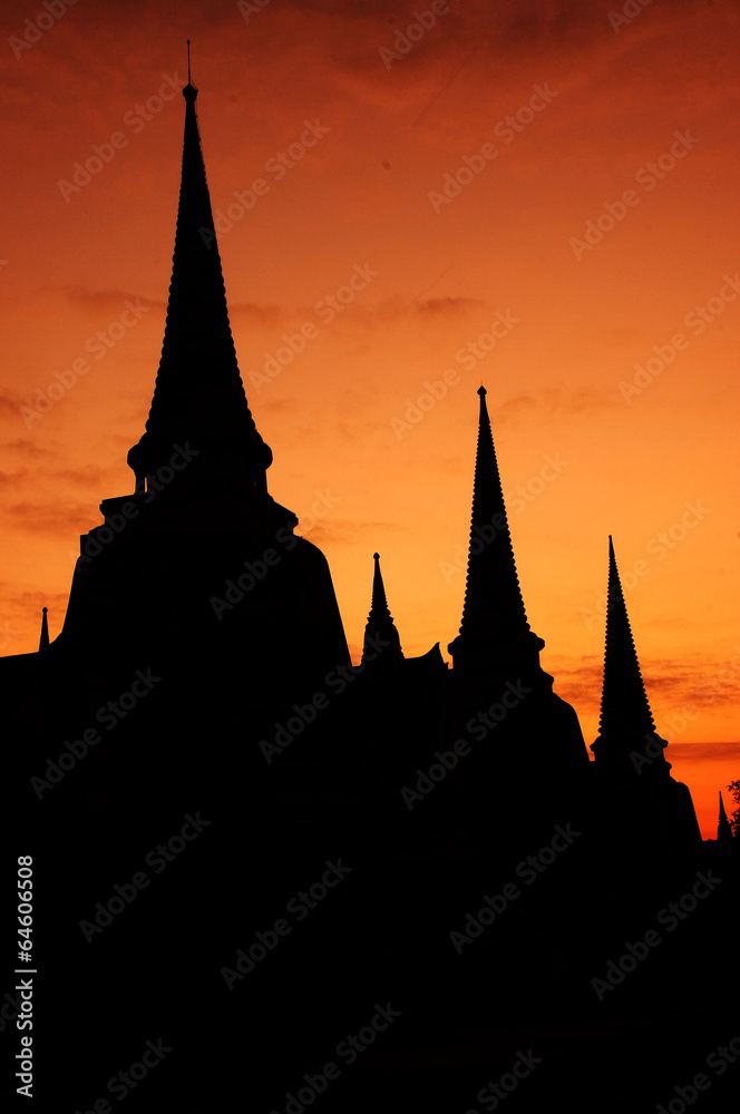 Obraz premium Silhouette of Wat Phra Sri Sanphet , Ayutthaya , Thailand