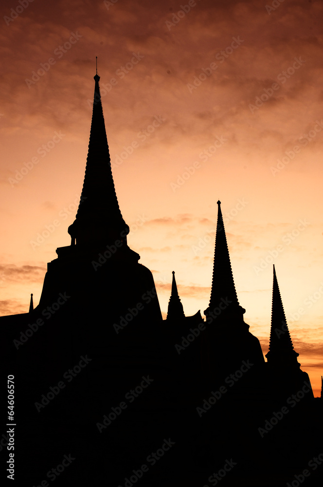 Obraz premium Silhouette of Wat Phra Sri Sanphet , Ayutthaya , Thailand