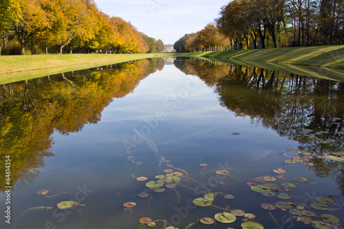 Kanal mit Schloss Herrenchiemsee