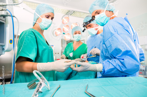 Foto Chirurgen operieren in OP-Saal an Patienten