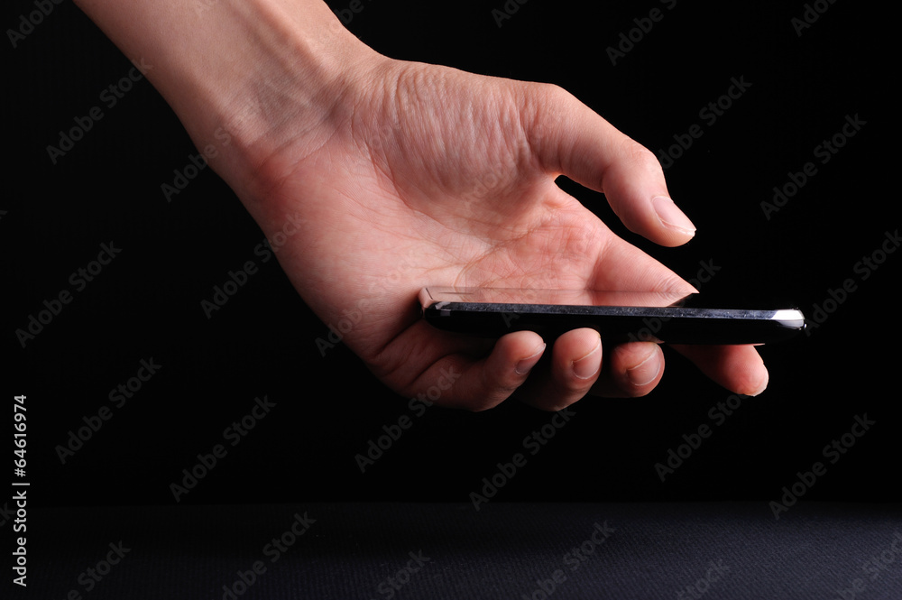 スマートフォンを操作する手