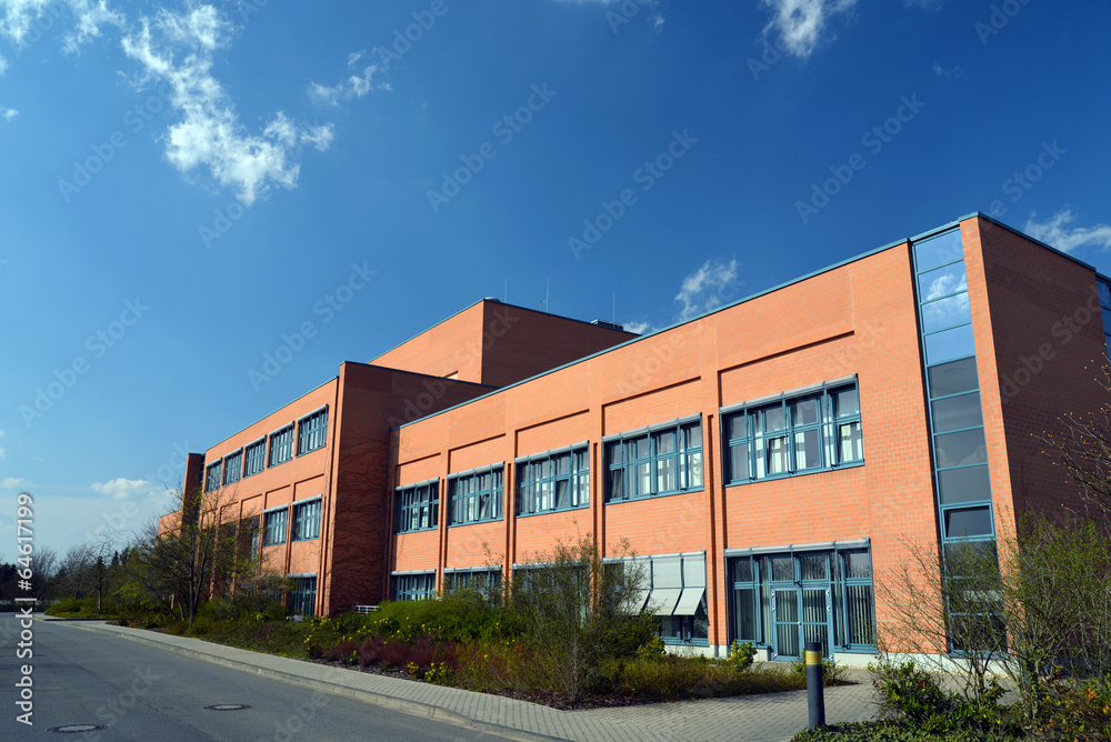 modernes Fabrikgebäude // modern factory building modernes Fabrikgebäude // modern factory building
