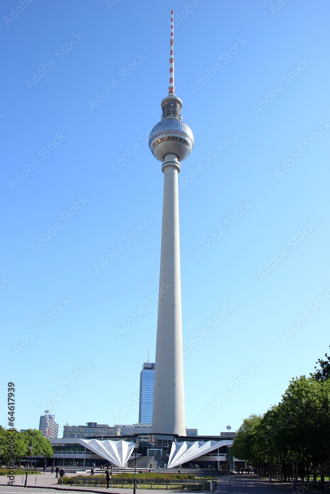 Der Fernsehturm auf dem Alexanderplatz in Berlin Mitte