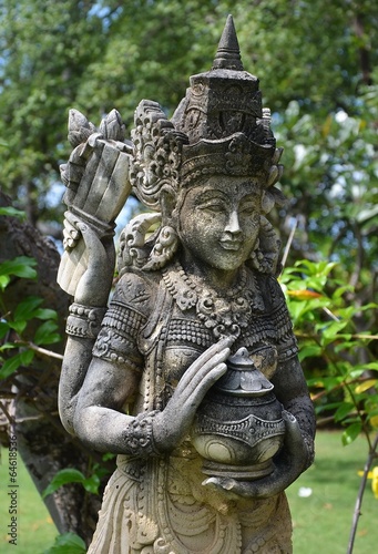 Statue de divinité dans un jardin de Bali