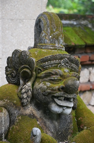 Statue de monstre dans un jardin de Bali