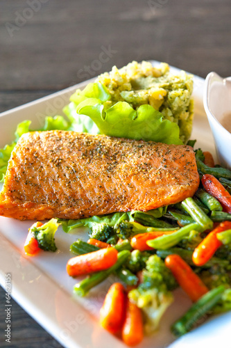 Grilled salmon fillet with potato-spinash mash and vegetables.