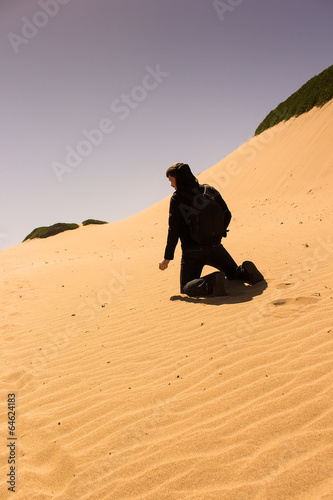 junger Mann allein auf Sanddüne