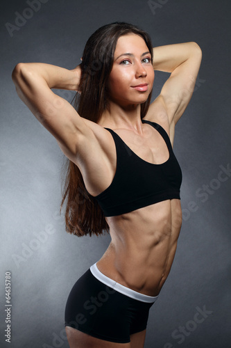 Девушка в тёмной спортивной одежде для фитнеса © pechagin