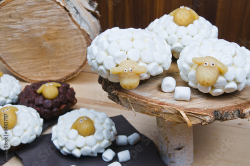 Fotografie, Obraz Owce marshmallows, wielkanocne muffiny babeczki