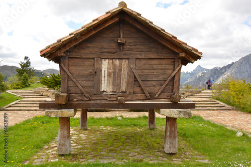 horreo tradicional de madera en la montaña © uzkiland