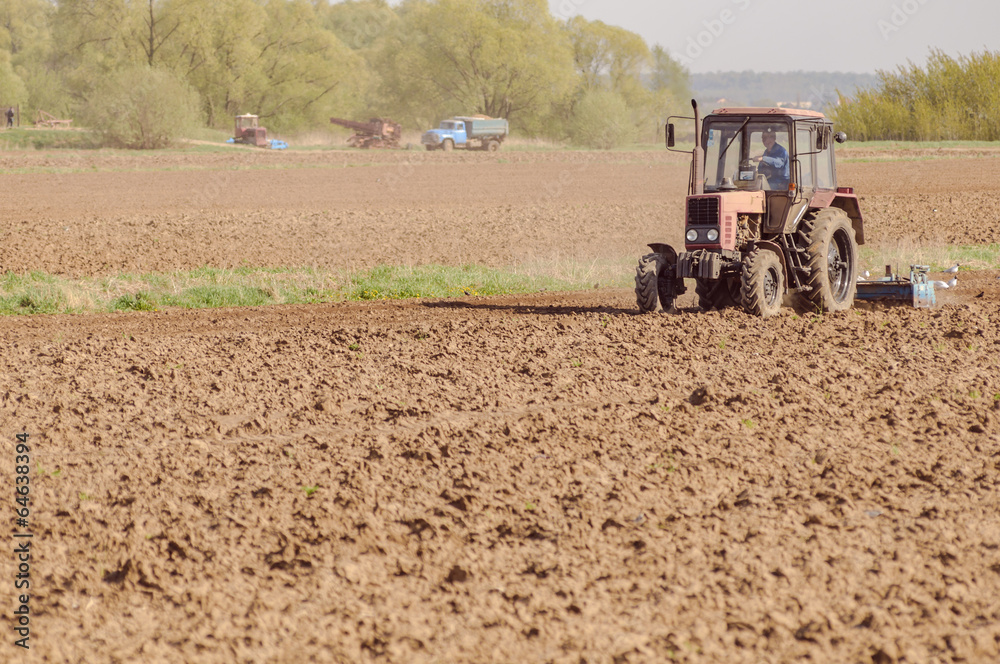 Tractor cultivates box spring Tractor cultivates box spring