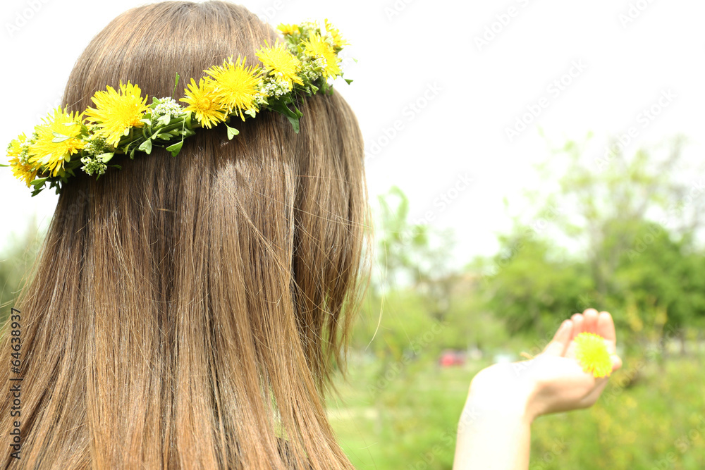 Naklejka premium Female hair with crown of dandelions