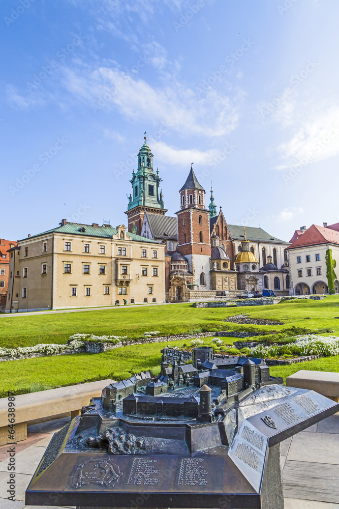 Obraz premium Wawel castle on sunny day with blue sky and white clouds