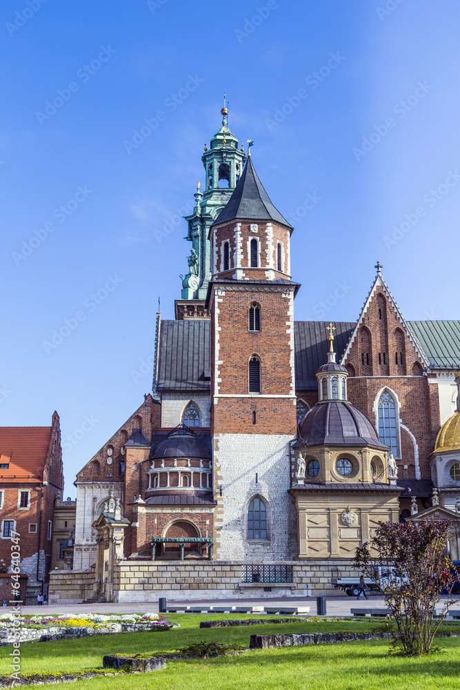 Obraz premium Wawel castle on sunny day with blue sky and white clouds