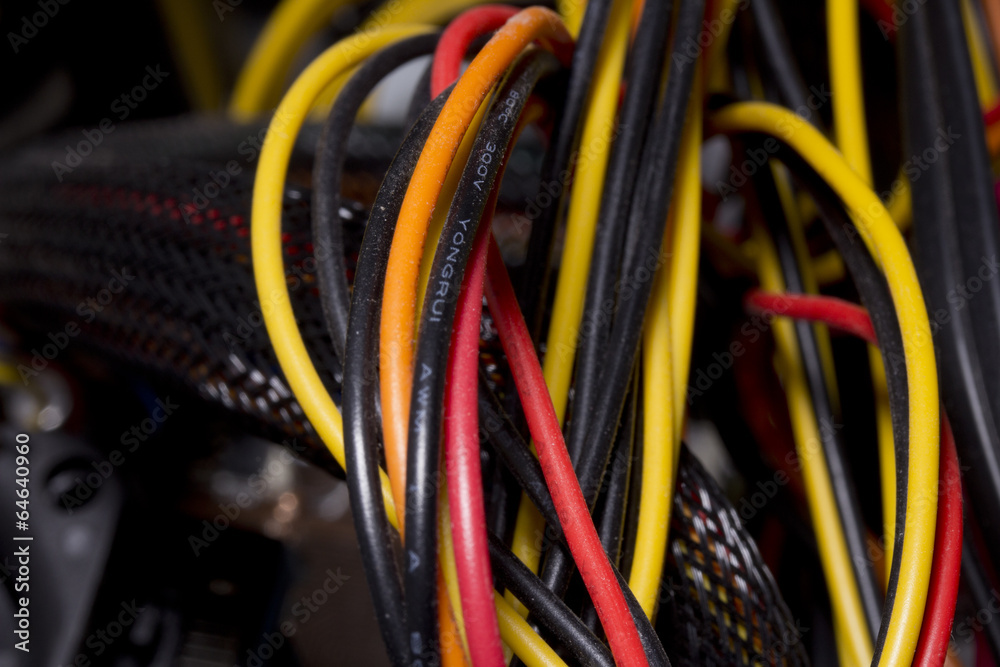Kabel im Computergehäuse; Verbindungs- und Stromkabel Kabel im Computergehäuse; Verbindungs- und Stromkabel