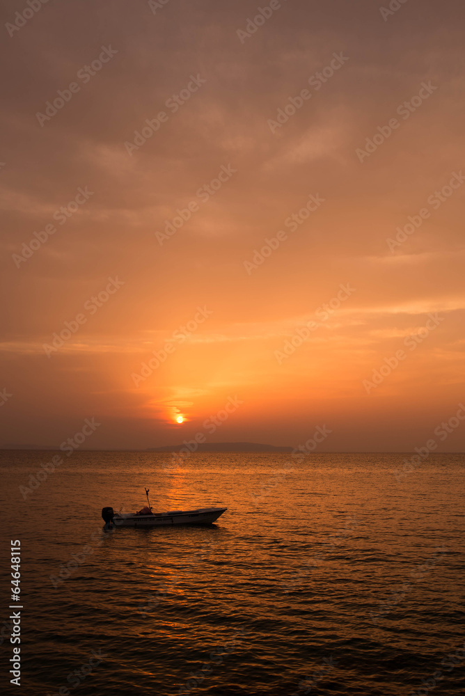 船と夕日