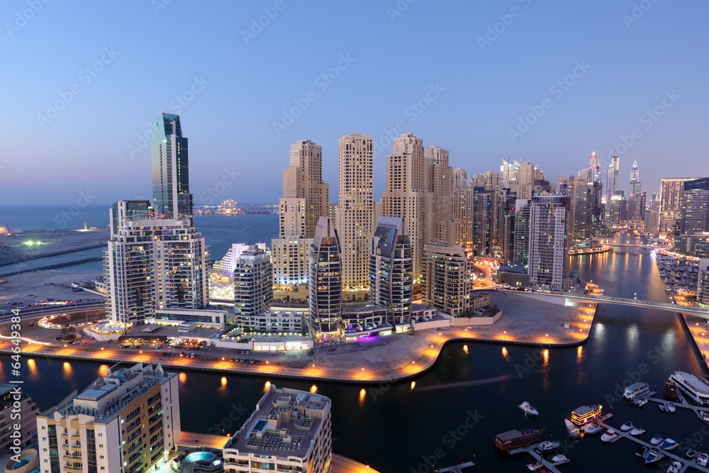Fototapeta premium Dubai Marina oświetlona nocą. Zjednoczone Emiraty Arabskie