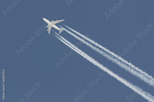 Boeing 747 leaving contrail
