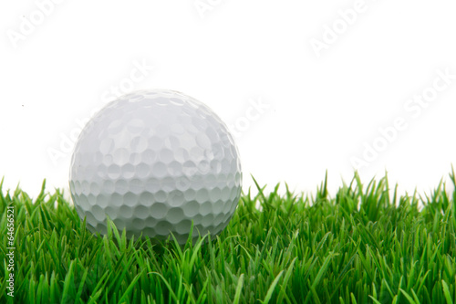 golfball liegt im rasen