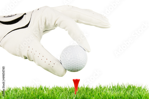 golfball wird auf den tee gelegt