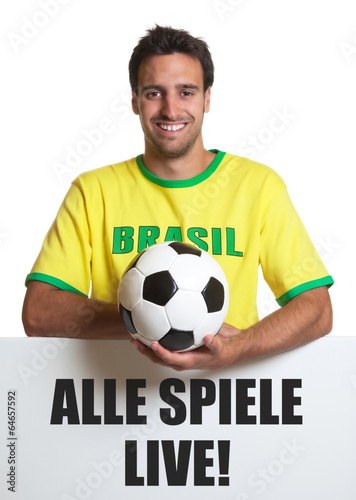 Brasilien Fan mit Ball und Schild: Alle Spiele live!