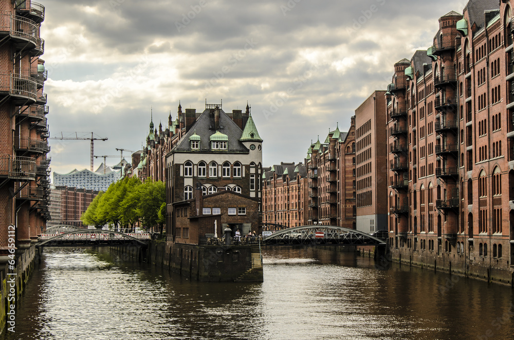 Gebaeude mit Kanal in der Speicherstadt, Hamburg
