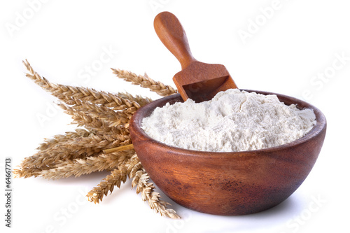 Fototapet flour with wheat in a wooden bowl and shovel