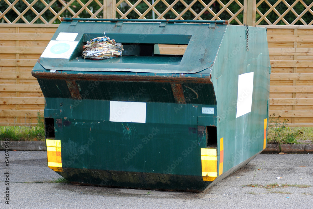 öffentliche Papiercontainer In Der Nähe papiercontainer Stock-Foto | Adobe Stock