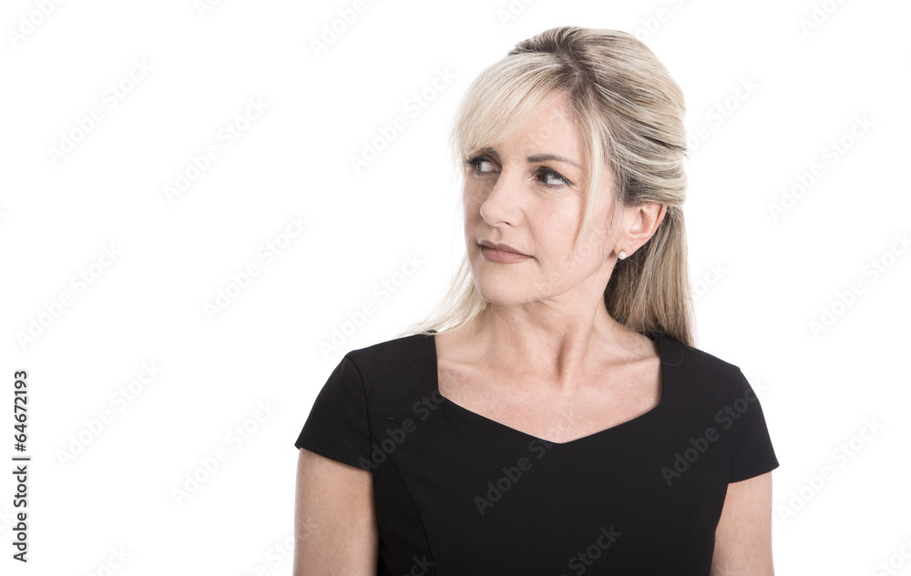 Attraktive Businessfrau blickt skeptisch zur Seite