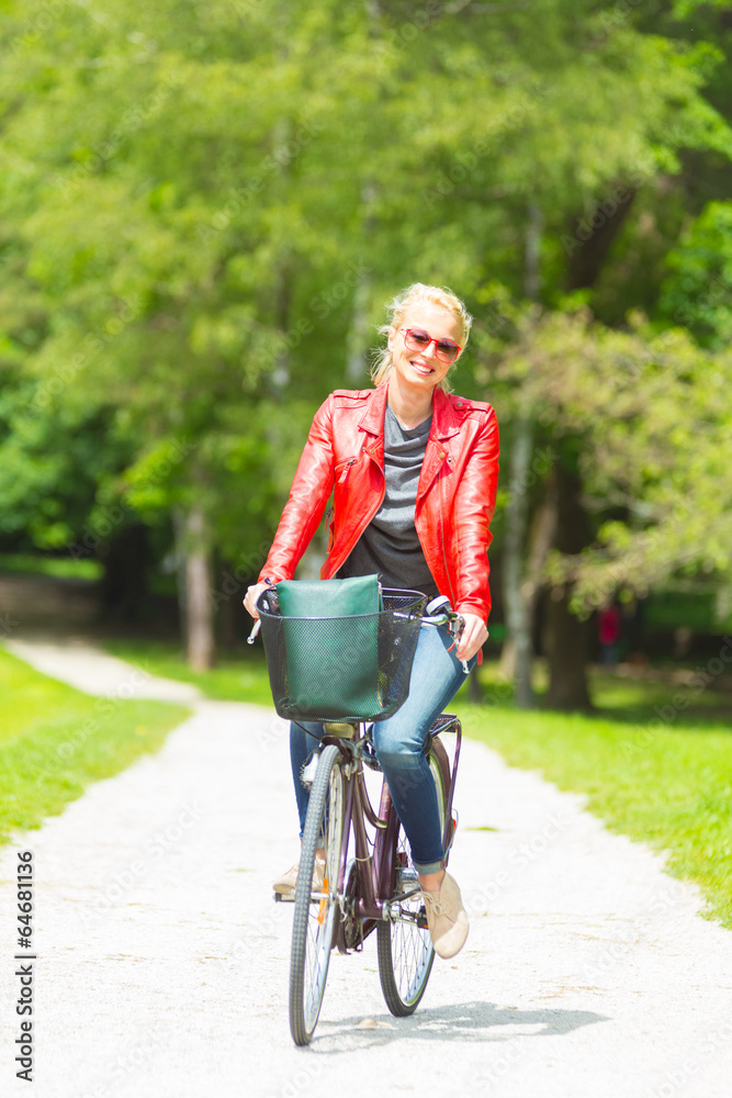 Obraz premium Young woman riding a bicycle.