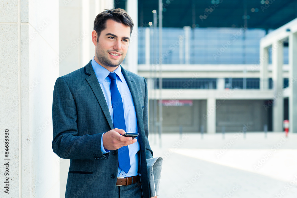 Manager telefoniert mit dem Handy Manager telefoniert mit dem Handy