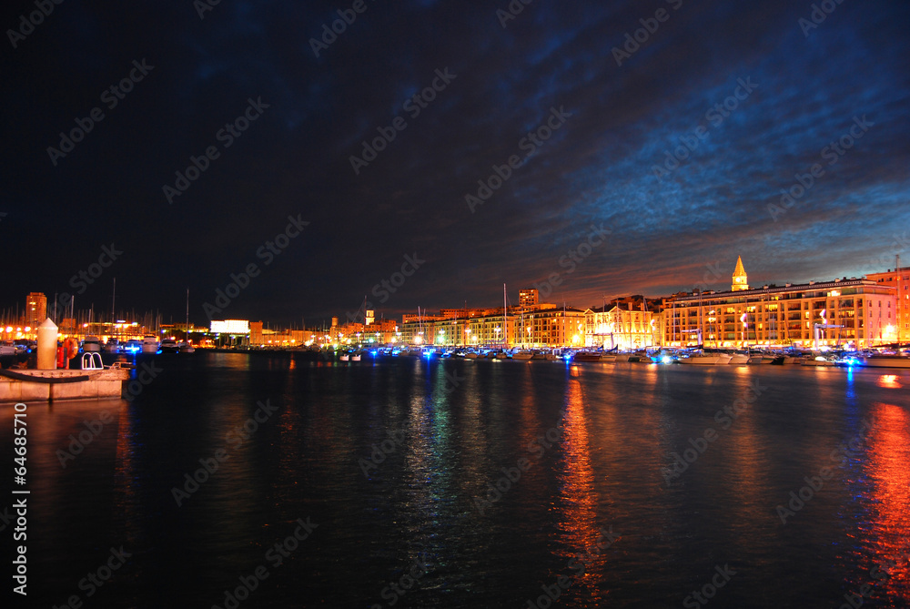 Vue nocturne du vieux port de Marseille