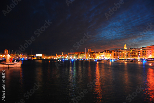 Vue nocturne du vieux port de Marseille