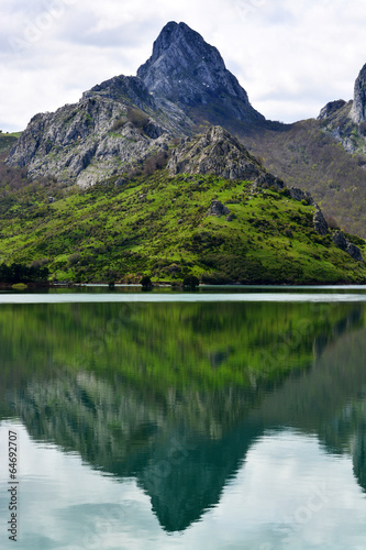 reflejo en el agua de las cumbres de los picos de europa