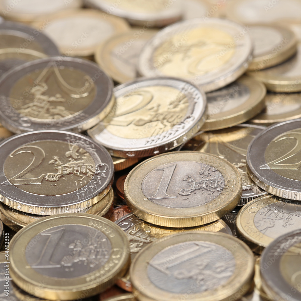 Stapel mit Ein und Zwei Euro Münzen