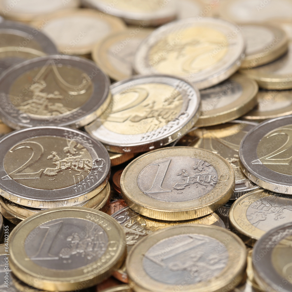 Stapel mit Ein und Zwei Euro Münzen Stapel mit Ein und Zwei Euro Münzen