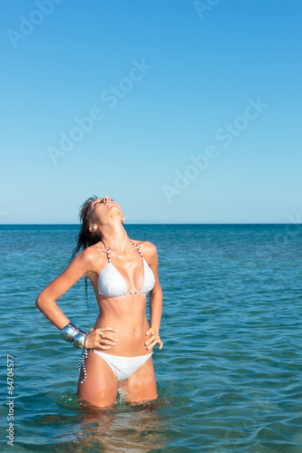 Portrait of a woman with beautiful body on the beach © Netfalls