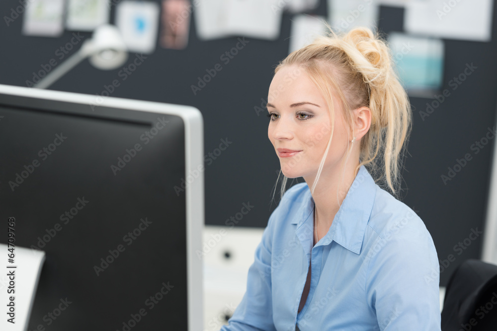junge frau arbeitet im büro am pc junge frau arbeitet im büro am pc