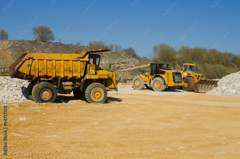 Obraz premium Steinbruch Bagger und LKW