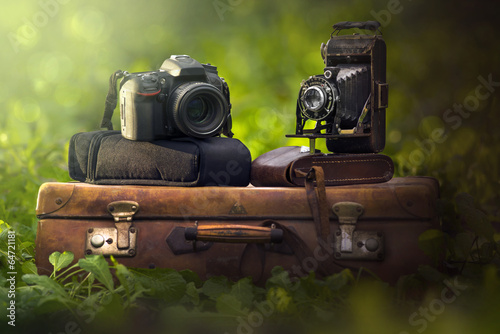 fotocamera e valigia vintage e reflex