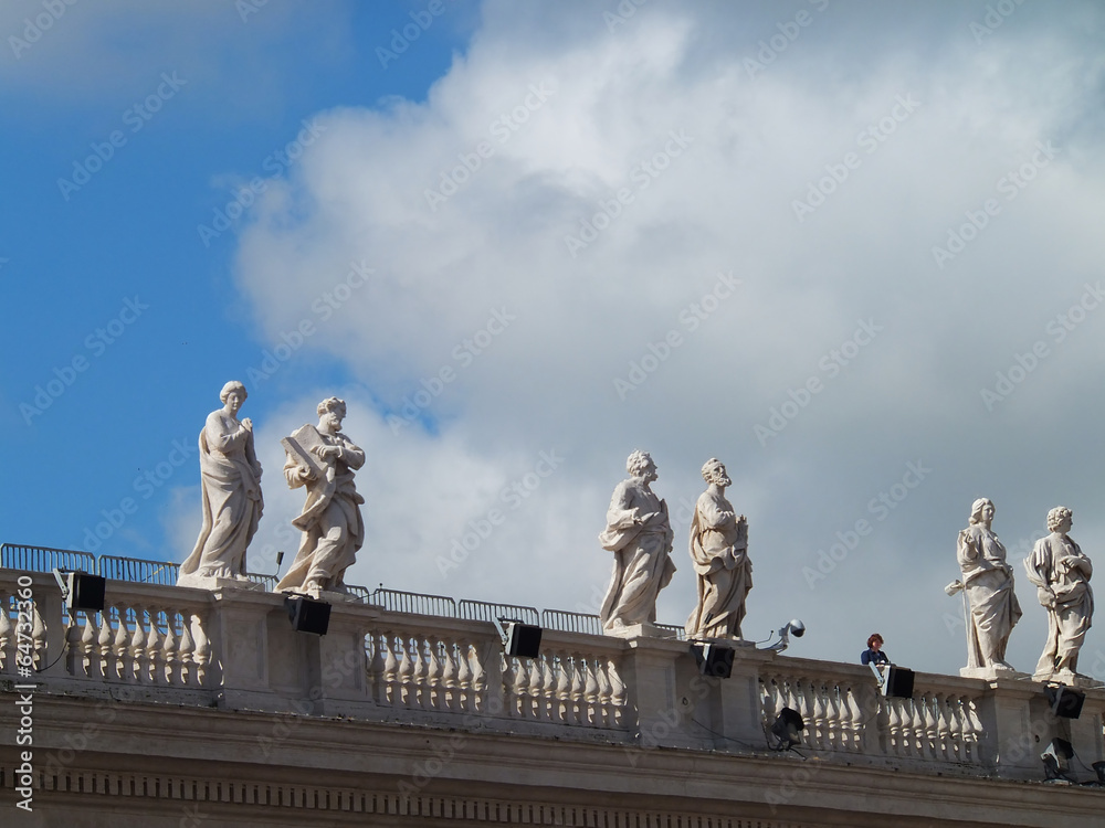 Obraz premium statues of saints around St. Peter's Square in Vatican City